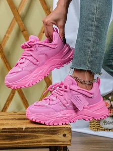 Detailweergave van felroze platform sneakers in trendy dad shoe-stijl