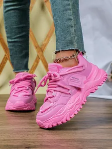 Detailopname van felroze platform sneakers met ademend mesh materiaal voor dames