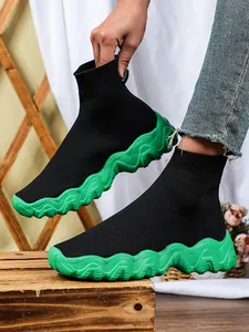 Ademende zwarte flyknit sok sneakers met grove groene golvende platformzolen voor dames