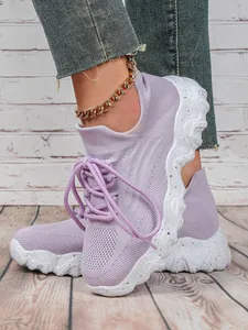 Atmungsaktive lila Strick-Sneaker für Damen mit klobigen, weiß gesprenkelten Sohlen
