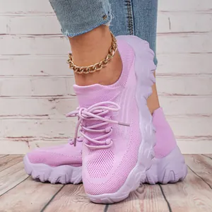 Nahaufnahme von lavendelfarbenen Fly-Knit Sneakern mit Mesh und klobiger Sohle.