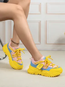Detailweergave van kleurrijke chunky sneakers met ademend mesh en plateauzolen.
