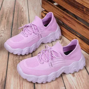 Detaillierte Seitenansicht lila atmungsaktiver Mesh-Strick-Sneaker mit Wellensohlen