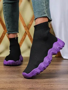 Detail van ademende dames sneakersokken met paarse platformzool en breiwerk