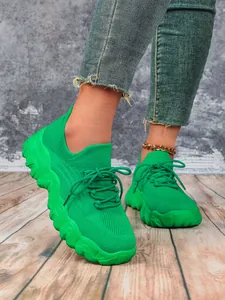 Leuchtend grüne Damen-Sportschuhe aus atmungsaktivem Mesh mit Wellensohle-Detail.