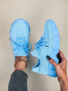 Hellblaue atmungsaktive Damen-Strick-Sneaker mit dicker Wellensohle und Schnürung