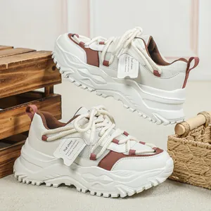 Detailoverzicht van stijlvolle chunky platform dad-schoenen met mesh en bruin accent