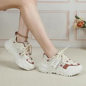 Gedetailleerd zijaanzicht van stijlvolle crème chunky platform sneakers met mesh-panelen