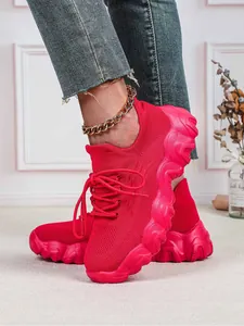 Detailansicht der leuchtend roten Fly-Knit-Socken-Sneaker mit stylischen Wellensohlen