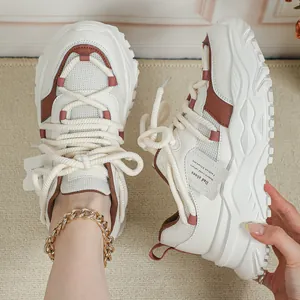 Gedetailleerd beeld van trendy chunky sneakers met ademend mesh en een plateauzool.
