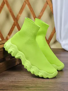Modieuze neon groene ademende gebreide sok-sneakers met een dikke golvende zool top