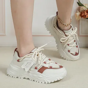 Detailweergave van stijlvolle chunky mesh dad sneakers voor dames met dikke zolen
