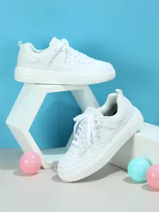 Imagen detallada de zapatillas blancas con plataforma con agujeros transpirables y cordones