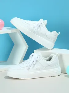 Zapatillas blancas clásicas de plataforma con suelas blandas y diseño de cordones para el ocio