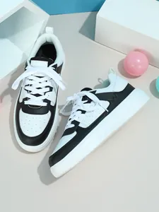 Vista de cerca detallada de las zapatillas de plataforma negras y blancas con cordones