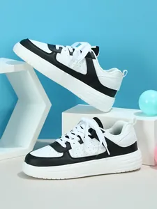 Vista detallada de zapatillas de plataforma negras y blancas con suela blanda y cordones