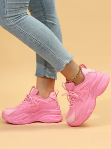 Vue rapprochée de baskets à semelles compensées roses pour femmes avec maille respirante.