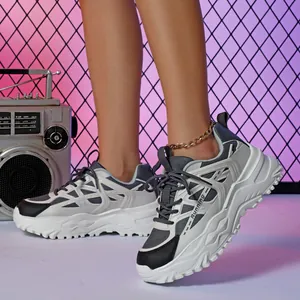 Trendy chunky sneakers met platformzool aan de voet voor een stoere urban look.