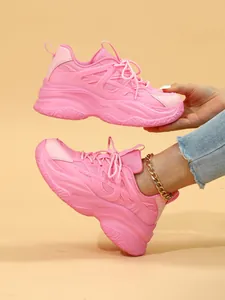 Vue détaillée de baskets compensées roses avec maille respirante et style rétro