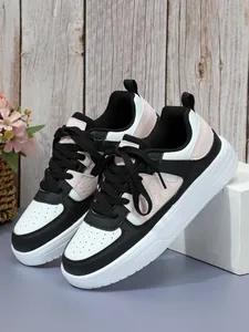 Vista detallada de zapatillas con plataforma en blanco y negro con toques rosa claro