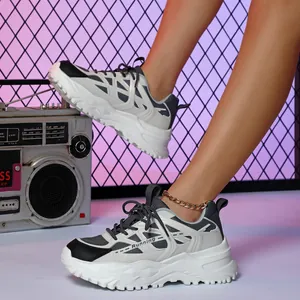 Gedetailleerd zijaanzicht van trendy chunky sneakers met retro achtergrond