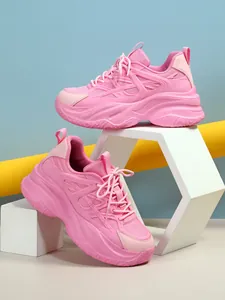 Vue latérale détaillée de baskets à plateforme roses élégantes sur des supports géométriques