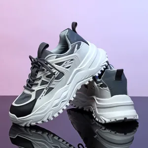 Zijaanzicht van trendy chunky sneakers met dikke zolen en mesh-panelen.