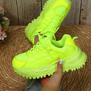 Detailopname van neongroene ademende chunky platform sneakers voor heren en dames
