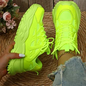 Gedetailleerd overzicht van limoengroene platform sneakers met ademende mesh en dikke zolen