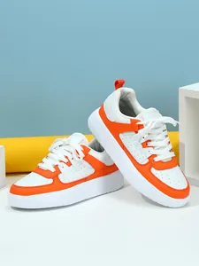 Zapatillas de plataforma de moda en blanco y naranja con suela blanda y cordones.