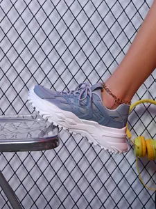 Trendy grijze en witte chunky sneakers met dikke zolen voor buitenwandelingen