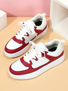 Elegantes zapatillas de plataforma rojas y blancas con perforaciones y cordones.