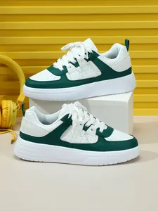 Zapatillas de plataforma verdes y blancas con cordones para uso casual fuera