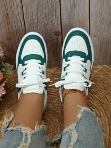 Vista detallada desde arriba de zapatillas casuales modernas verde y blanco de suela gruesa