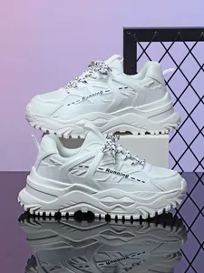 Zijaanzicht van witte chunky dad-sneakers met ademende mesh en dikke zolen