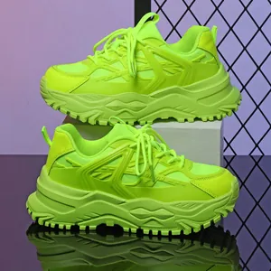 Detailopname van neon groene chunky dad-schoenen met mesh details en dikke profielzool