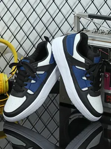Detalle que muestra el diseño color-block y la suela gruesa de estas zapatillas casuales