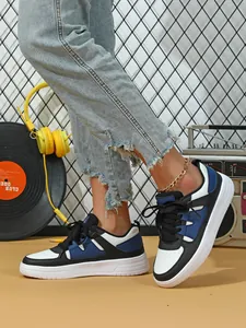 Primer plano de zapatillas elegantes en azul marino y negro en un modelo urbano.