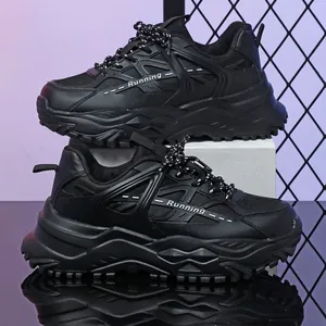 Zijaanzicht detail van zwarte chunky platform sneakers met Running tekst op gaas