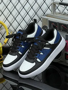 Detalle de zapatillas con plataforma en azul y negro con suela blanca gruesa y cordones