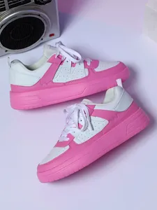 Vista detallada de las zapatillas de plataforma rosa y blanco para uso casual al aire libre
