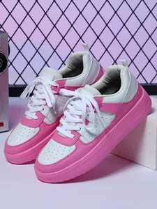 Primer plano de zapatillas chunky de moda en rosa y blanco con suelas gruesas y suaves