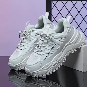 Trendy witte platform sneakers met ademend mesh-ontwerp voor comfortabel buiten wandelen