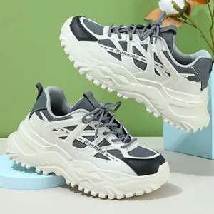 Trendy ademende chunky sneakers met dikke verhogende zool in wit en grijs design