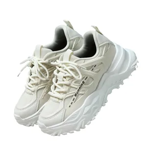 Trendy sneakers met dikke zool en ademend mesh in een stijlvolle gebroken witte