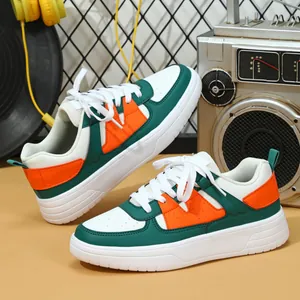 Zapatillas de moda con suela gruesa y diseño de bloques de color verde y naranja