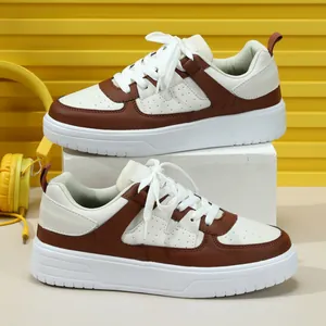 Zapatillas informales de moda en marrón y blanco con suela gruesa para exteriores.