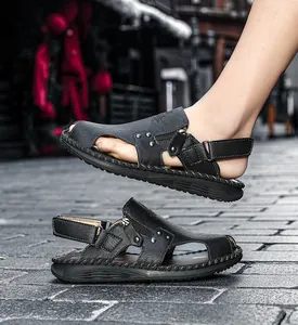 Sandalias de cuero negro para hombre con punta cerrada y diseño calado en el lateral