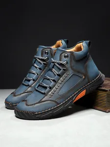 Stivaletti da uomo in pelle blu con dettagli di cuciture e design stringato eleganti