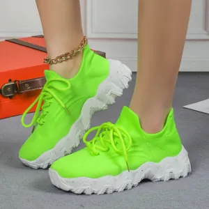 Neongrüne Fly-Knit-Sneaker mit dicker weißer Sohle für atmungsaktiven Sport und Freizeit.